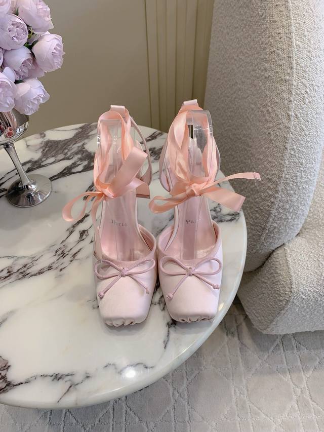 出厂价P DDD Christian Loubouti* 新款芭蕾高跟鞋 芭蕾高跟鞋简直颠覆认知姐妹们 上脚简直就是仙女本人好吗♀ 鞋头经典蝴蝶结手工捏褶设计
