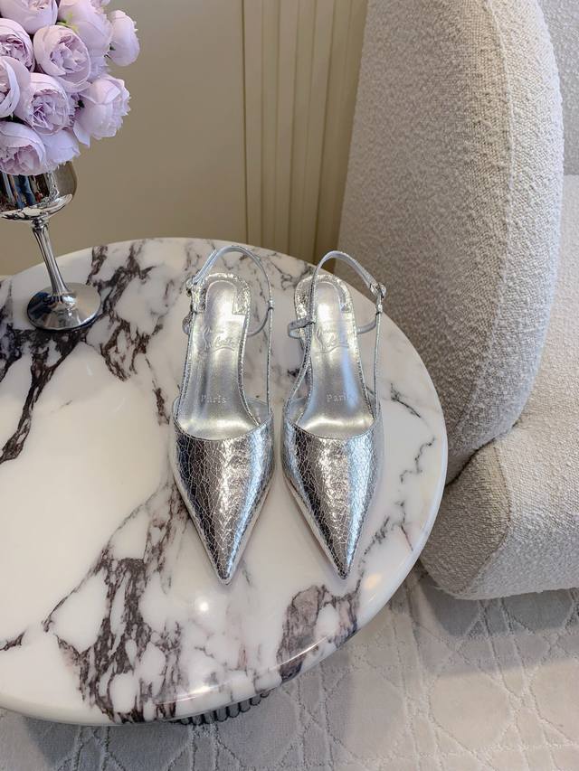 出厂价P DDD Christian Loubouti* 新款红底高跟鞋 流畅的曲线勾勒曼妙风情 尽显性感风姿 万年经典款 DDD 鞋面牛皮 内里垫脚羊皮 原版