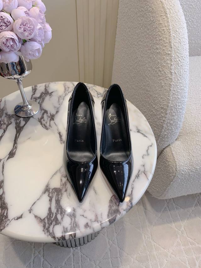 出厂价P DDD Christian Loubouti* 新款红底高跟鞋 流畅的曲线勾勒曼妙风情 尽显性感风姿 万年经典款 DDD 鞋面牛皮 内里垫脚羊皮 原版