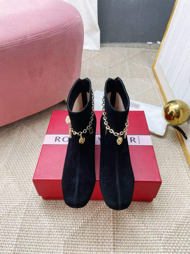 Rv新出的靴子太惊艳了，上脚不要太好看脚踝靴是真的性感 把脚踝的线条展露无遗 超显脚细 水晶扣条是可卸的 水晶扣的位置也可以随意改动 DDD 穿上去就心动了 跟