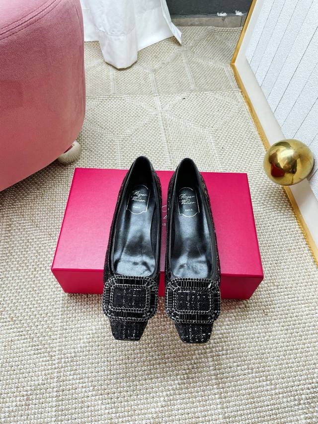 25新款漆皮低跟婚鞋 经典简约的几何设计落落大方 做工精致细节到位 最爱的经典鞋型，2.5的小粗跟，线条流畅，包裹性好，简约但尽显高级感~今年还出了现增扣和大理