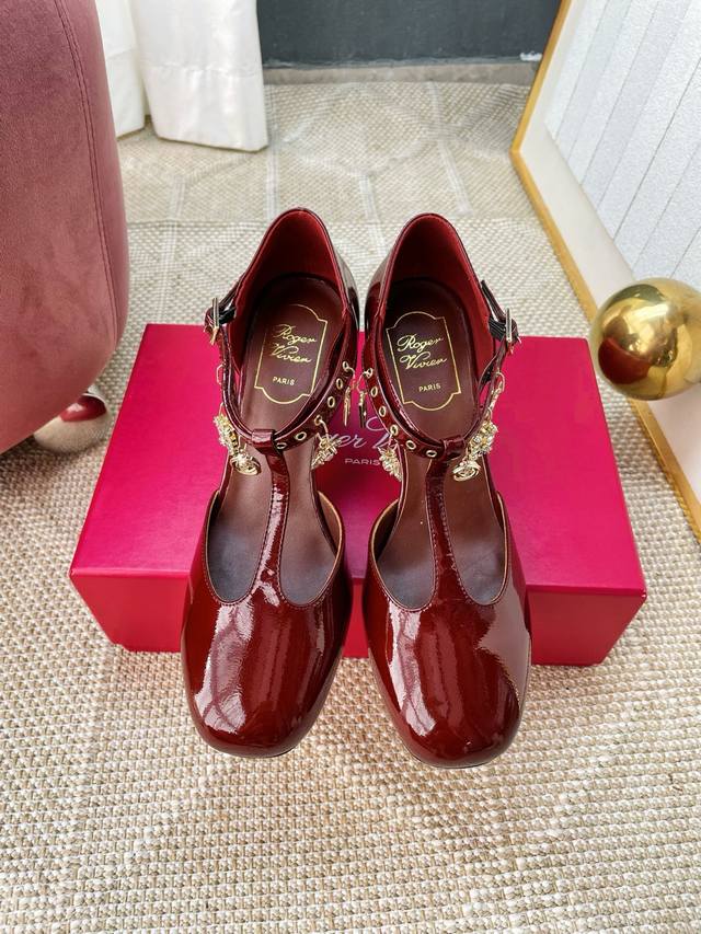 26新款T字带玛丽珍凉鞋太舒服啦 脚感好穿到不得了 软棉棉超舒服 圆头鞋底和撞色的外缝线是满分搭配 童趣盎然俏皮减龄 罗马鞋可以充分发挥搭配功力 不同的指甲颜色