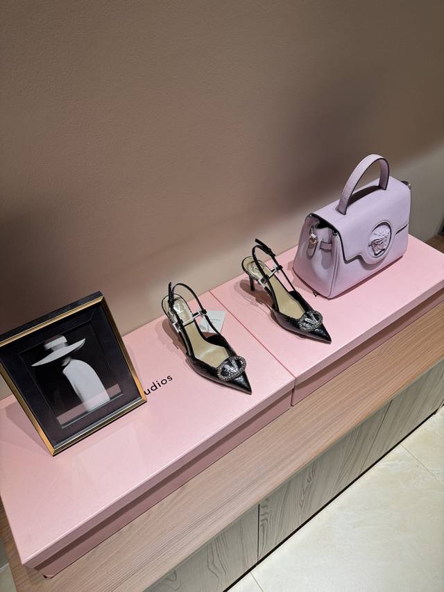 最高版出厂 DDD 蝴蝶结装饰金属钉华伦天奴高跟 DDD 配色官方同步输出 DDD Valentino 华伦天奴奢华水钻跟鞋时装鞋系列Garavani Vlog