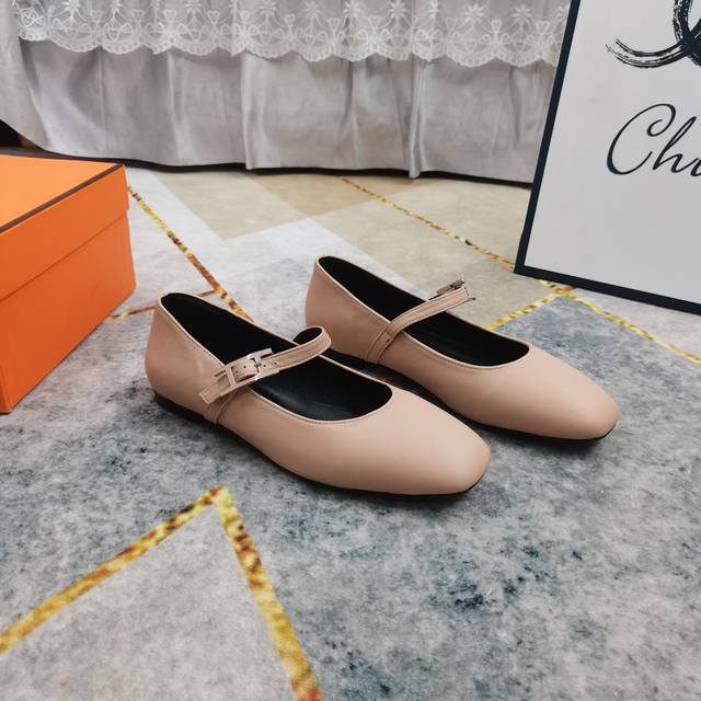 新色上新玛丽珍小单鞋 DDD 官W同步新款 DDD 超级好穿舒适，高级感拉满 DDD 面料：进口牛皮 DDD 内里：羊皮 DDD 鞋底：Aaa级真皮大底 DDD