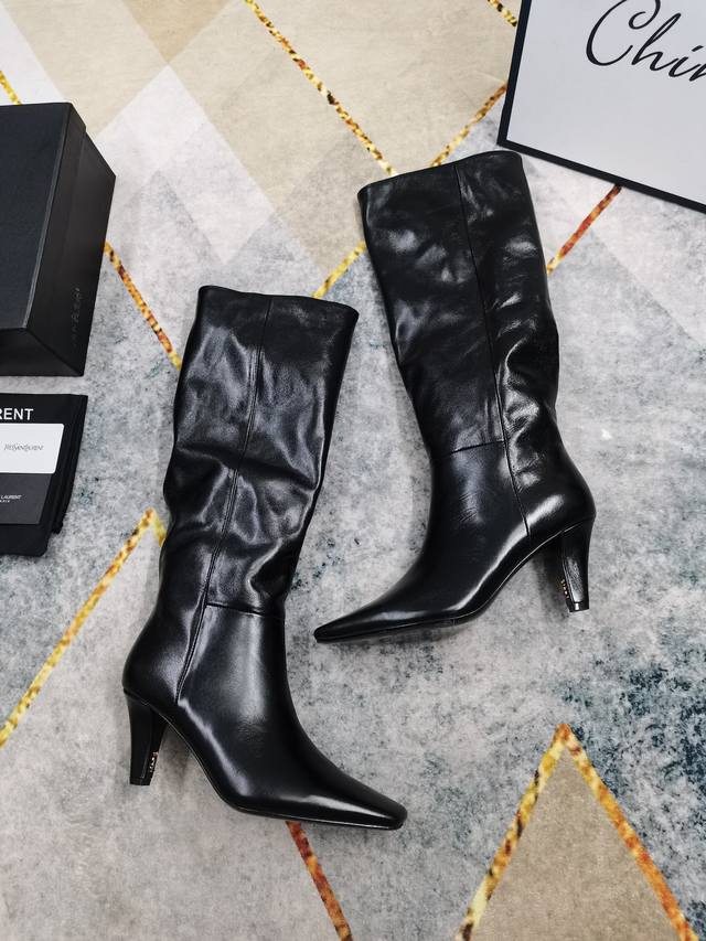 上新2025新款套筒带字母酒杯跟短靴 DDD 细节处理完美 DDD 垫脚羊皮 质感细腻 DDD Aaa级意大利黑色真皮大底 DDD 极致完美复刻 DDD 1鞋面