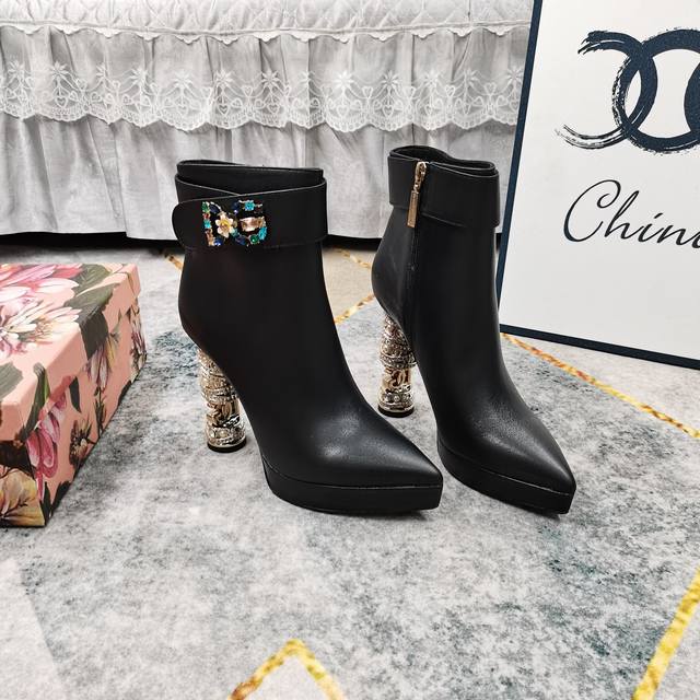 上新-顶级高版本 DDD 2025最新款水钻跟皮带饰钻扣防水台短靴 DDD 细节处理完美 DDD 垫脚羊皮 质感细腻 DDD 意大利真皮大底 DDD 极致完美复