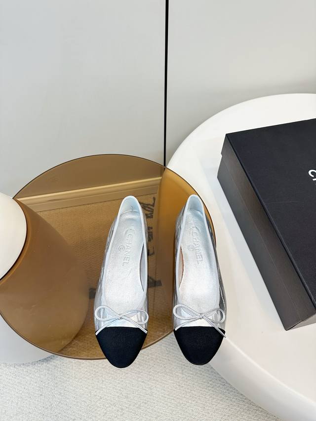 Chanel｜香奈儿25S金属色芭蕾舞鞋 DDD 香奈儿25S金属色芭蕾舞鞋，双C刺绣鞋头拼接，蝴蝶结点缀，简约优雅又超有辨识度！鞋型修长，圆头设计，内里透气，