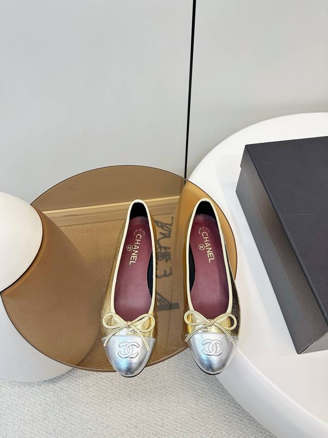 Chanel｜香奈儿25S金属色芭蕾舞鞋 DDD 香奈儿25S金属色芭蕾舞鞋，双C刺绣鞋头拼接，蝴蝶结点缀，简约优雅又超有辨识度！鞋型修长，圆头设计，内里透气，