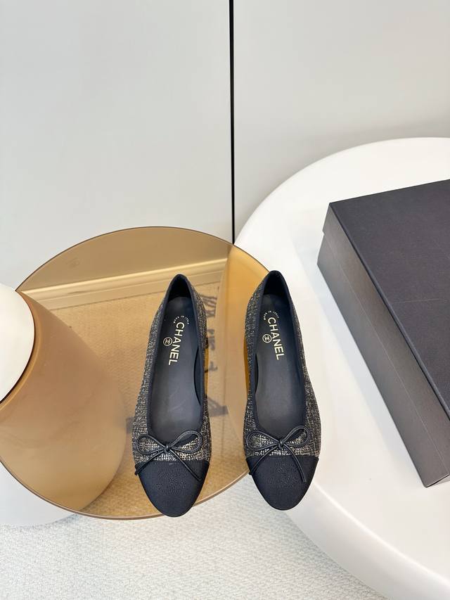 Chanel 26X 呢子布芭蕾舞鞋 DDD Chanel 26X系列呢子布芭蕾舞鞋，。蝴蝶结点缀，优雅浪漫，浅口圆头设计，舒适又美观，日常或节日都能轻松驾驭。