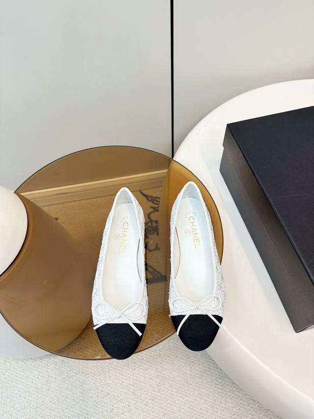 Chanel 26X 亮片芭蕾舞鞋 DDD Chanel 26X系列亮片芭蕾舞鞋，。蝴蝶结点缀，优雅浪漫，浅口圆头设计，舒适又美观，日常或节日都能轻松驾驭。26