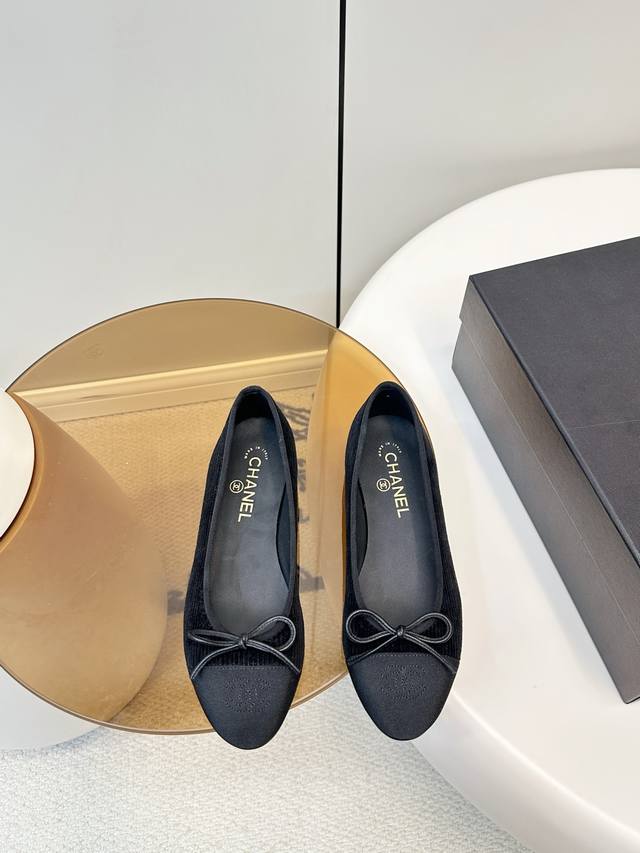 Chanel 26X丝绒芭蕾舞鞋 DDD Chanel 26X系列丝绒芭蕾舞鞋，。蝴蝶结点缀，优雅浪漫，浅口圆头设计，舒适又美观，日常或节日都能轻松驾驭。26X