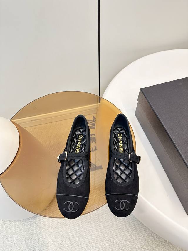 Chanel｜香奈儿法式复古玛丽珍单鞋 DDD 这款玛丽珍单鞋采用法式复古设计，鞋头双Clogo刺绣点缀，细节感满满。一字扣带设计，穿脱方便又稳固，平底结构适合