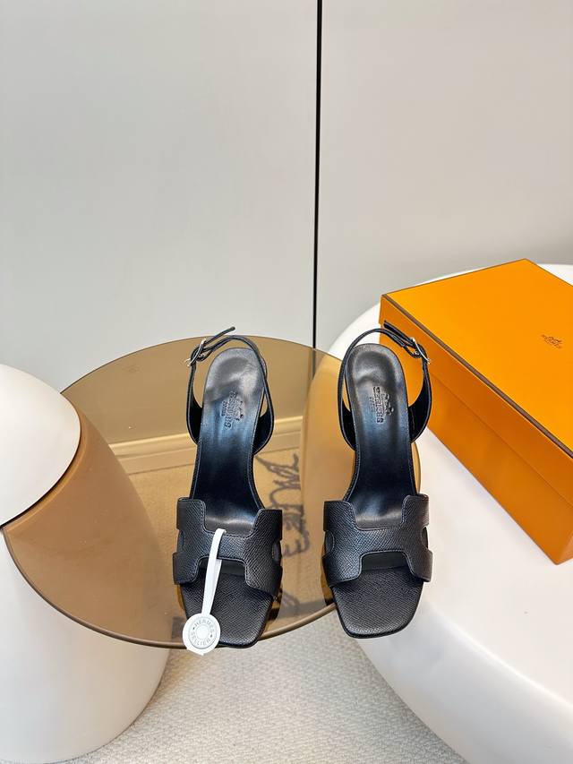 Hermes｜爱马仕Santorini高跟H型凉鞋 DDD 这款HermèS Santorini高跟凉鞋，10Cm细高跟设计，修饰腿型又舒适，适合长时间穿着。简