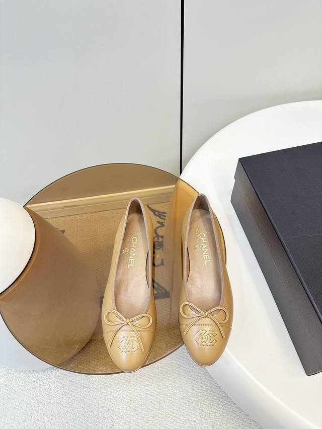Chanel｜香奈儿25S羊皮拼接芭蕾舞鞋 DDD 香奈儿25S鹿皮拼色芭蕾舞鞋，双C刺绣鞋头拼接，蝴蝶结点缀，简约优雅又超有辨识度！鞋型修长，圆头设计，内里透