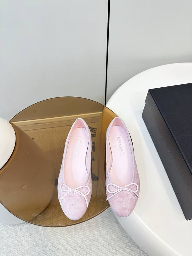 Chanel｜香奈儿菱格拼色芭蕾舞鞋 DDD 香奈儿经典芭蕾舞鞋，菱格纹+双C Logo垫绣拼接鞋头，优雅复古气质满分蝴蝶结点缀超精致，平底设计日常通勤或休闲都