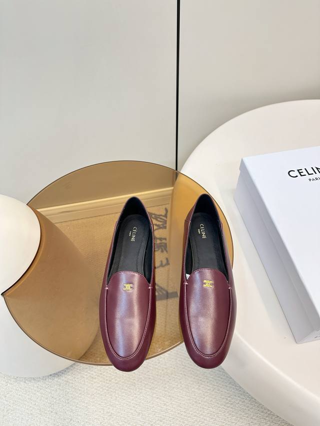 Celine 26新品 乐福鞋 踩跟单鞋 DDD Celine 26新款乐福鞋，3D烫金工艺点缀，简约优雅又有质感。圆头设计+一脚蹬，穿脱超方便，通勤日常都Ok