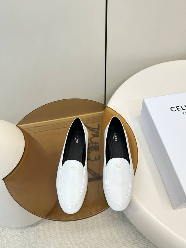 Celine 26新品 乐福鞋 踩跟单鞋 DDD Celine 26新款乐福鞋，3D烫金工艺点缀，简约优雅又有质感。圆头设计+一脚蹬，穿脱超方便，通勤日常都Ok