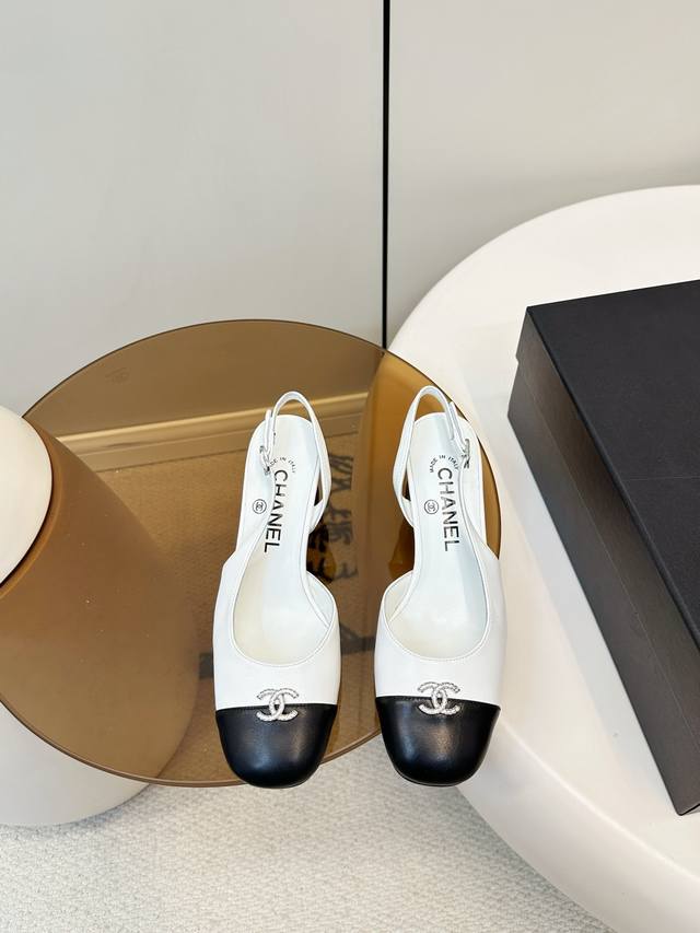 Chanel｜香奈儿后空高跟凉鞋 DDD 香奈儿秋季玛高跟凉鞋，镶钻银色双C标志超有辨识度。粗跟设计，舒适又优雅，日常通勤或正式场合都能轻松驾驭。后空绑带，复古