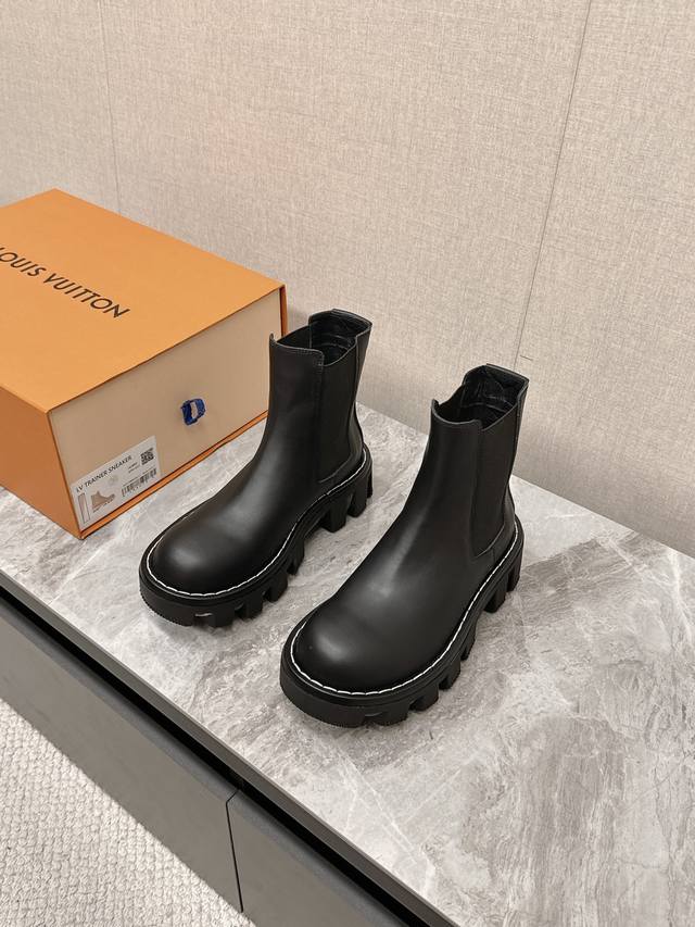 路易威登 Lv 专柜同步系列新款厚底老爹鞋情侣款皮靴 潮气逼人 尽显青春活力，日常穿搭超级抢眼，经典的拱形设计，一向被称之为美腿神器！绝对的人手必备 DDD ★
