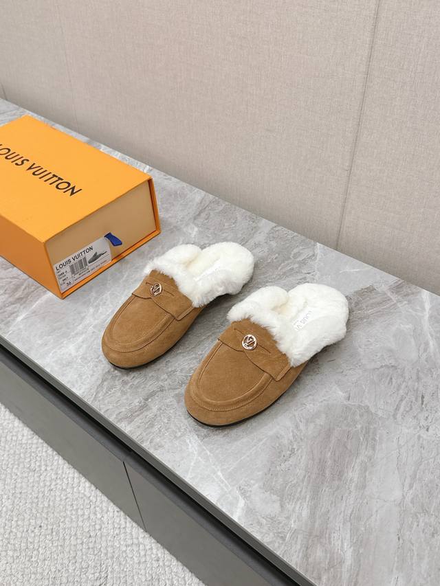 路易威登Lv秋冬最新款毛毛拖鞋～ DDD 这双毛拖也是好好看！皮质的就是非常高级呀！！搭配秋冬的牛仔短裤 简直就是完美呀！穿上立马拥有理想的身高有没有！ DDD