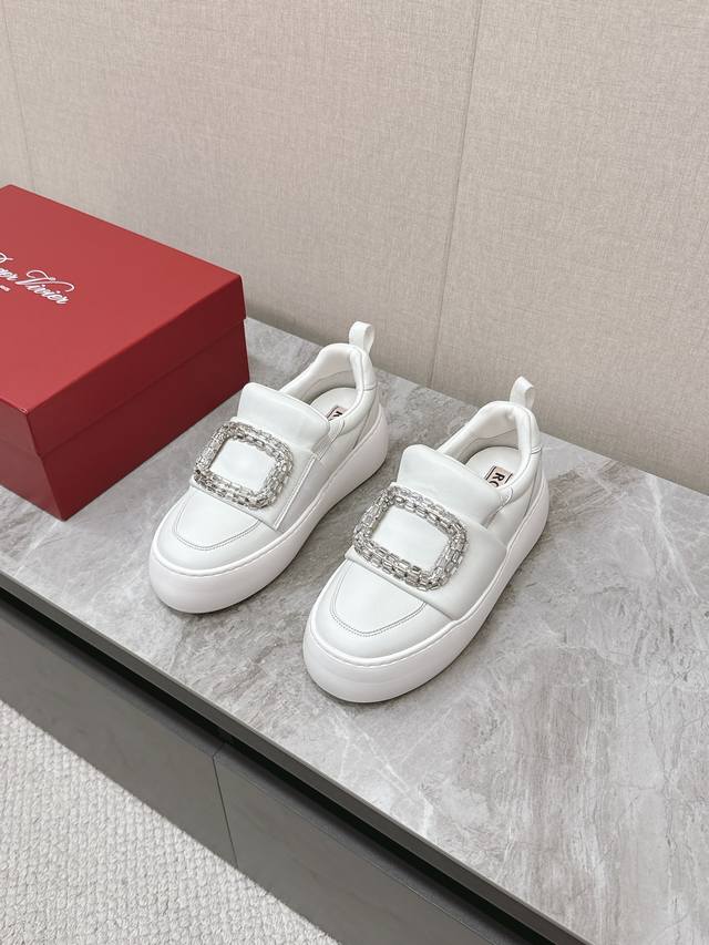 Rogervivier罗杰维维亚 Rv 新款Viv Golf钻扣厚底小白鞋 面包鞋 DDD 梦中情鞋Rv钻扣小白鞋!轻运动风潮来袭,简便运动鞋以鞋底花型图案令人 Rogervivier罗杰维维亚 Rv 新款Viv Golf钻扣厚底小白鞋 面包鞋 DDD 梦中情鞋Rv钻扣小白鞋!轻运动风潮来袭,简便运动鞋以鞋底花型图案令人