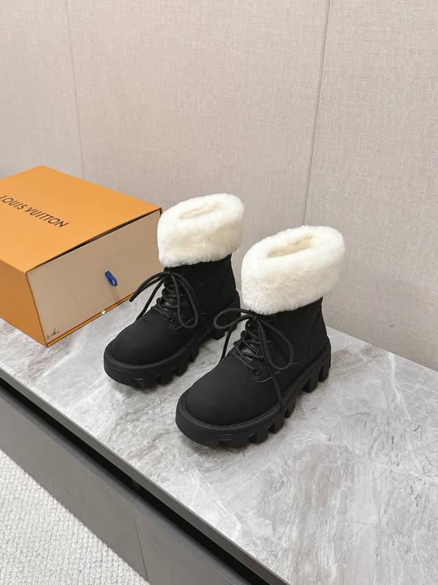 路易威登 Lv 专柜同步系列新款厚底老爹鞋毛靴 潮气逼人 尽显青春活力，日常穿搭超级抢眼，经典的拱形设计，一向被称之为美腿神器！绝对的人手必备 真羊毛里 DDD