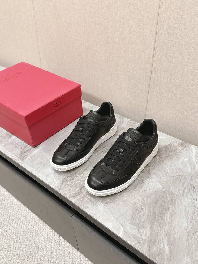 早春最新款Valentino华伦天奴V家新款休闲鞋专柜原版购入开发 做货 各种色彩搭配吸睛十足 多色选择！ DDD 面料：高丝光牛猄 头层牛皮 DDD 内里：进