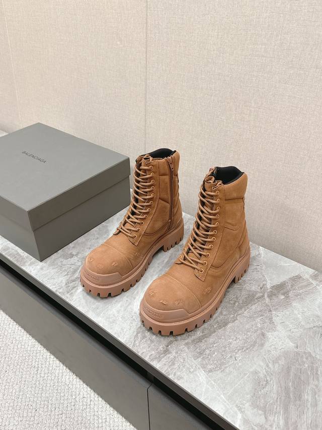 巴黎世家 全新秋冬情侣高帮 破洞做旧复古风格，以崭新视角演绎“中古风”黑色百搭经典配色 大底鞋头处有品牌Logo 鞋身特殊布料采用做旧水染工艺制成 原版模具大底