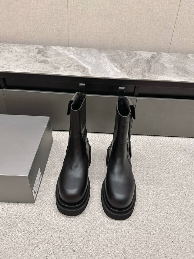 Rick Owens厚底 Ro 欧文斯 口袋 机车靴 系列 DDD 黑色打蜡牛皮 DDD 暗黑系列 高阶风潮 DDD 家族最值得入手的一款单品 质感太绝了 DD