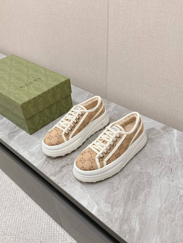顶级版本 GuccⅠ 古驰秋冬毛鞋 这件亮眼吸睛的单品从网球世界中汲取创作灵感。这款运动鞋采用同色调米色和乌木色经典Gg帆布制成，厚实鞋底和撞色织物滚边流露现代