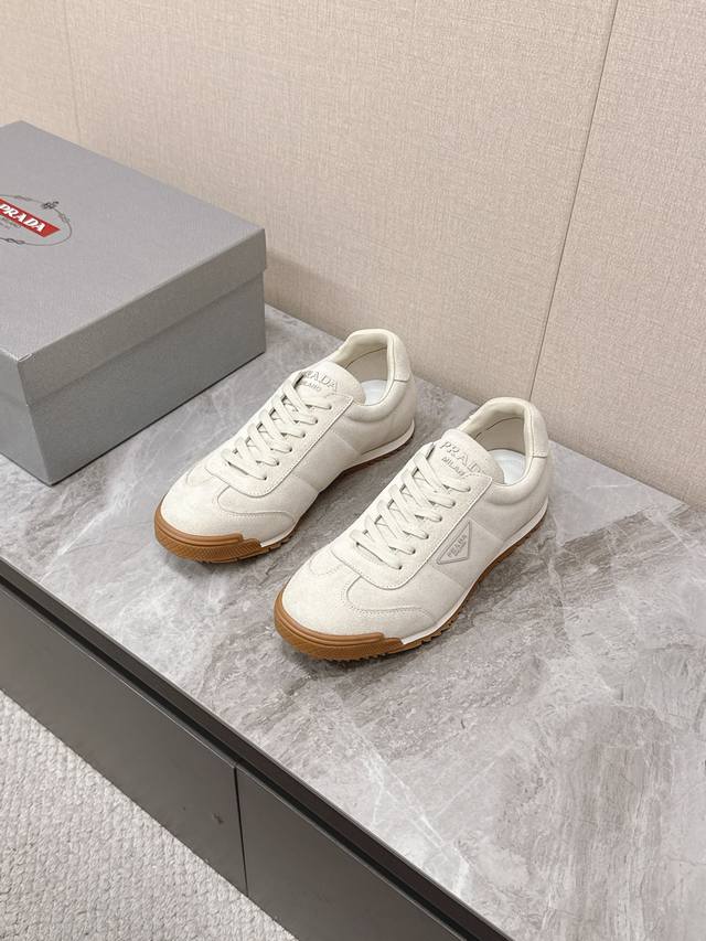 Prada普拉达最新复古情侣款三角标 休闲鞋 DDD 超多明星时尚博主种草 走秀款 复古感时髦满满 随意百搭 时尚休闲 独到味道人人都爱也轻松驾驭 简约的设计