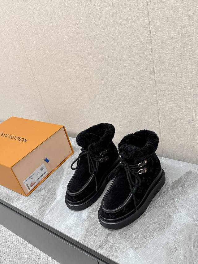 路易威登Louis Vuitton秋冬最新走秀款 雪地靴 DDD 超多明星时尚博主种草 Lv秀场出镜率最高的单品 当下最流行的型体隔板设计 结合时下最火的皮料