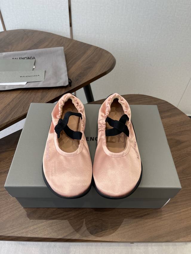 Balenciaga26Ss经典圆头平底松紧绑带芭蕾舞鞋 DDD 复刻经典芭蕾舞鞋版型，圆头+浅口设计，搭配交叉松紧绑带，既保留芭蕾鞋的优雅感，又融入品牌街头潮