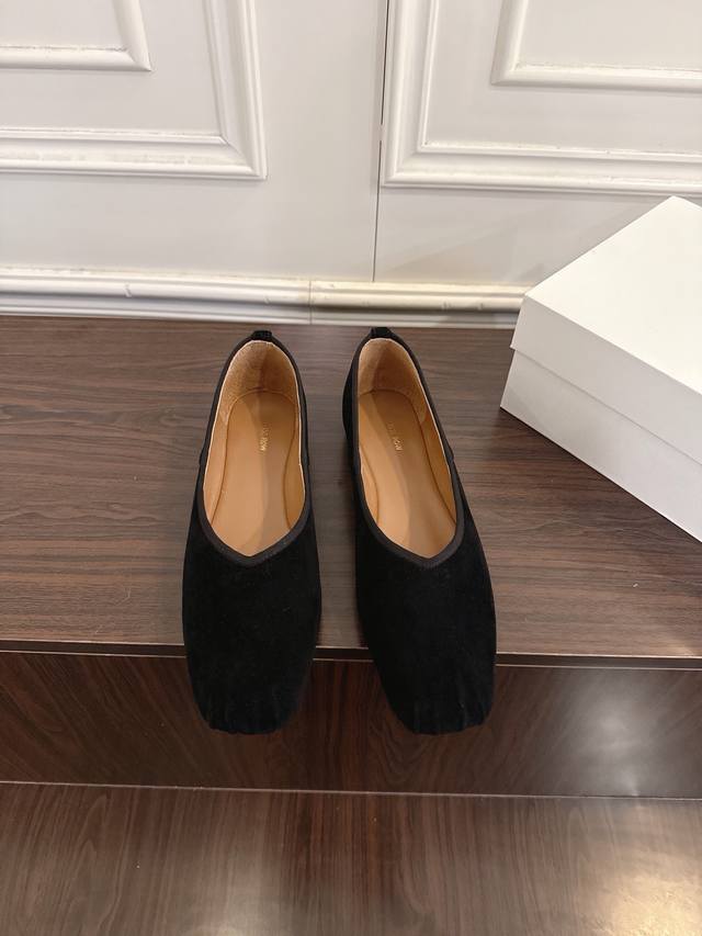 The Row25Wf新品复古老钱风平底奶奶鞋单鞋 DDD The Row是老钱风的高阶时尚的终极表达。将品牌标志性的极简主义与复古深度融合 极简没有浮夸设计