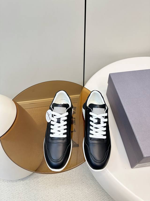 Hogan 轻便舒适休闲运动鞋 网球鞋 DDD Hogan这款绿色运动鞋，质感细腻又透气，日常穿搭超舒适！厚实鞋底，缓震效果棒，长时间走路也不累。意大利品牌Ho