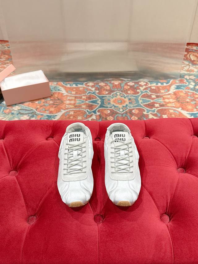 Mm 缪缪2026早春新款Plume运动鞋 DDD 超轻设计与缎面精髓相遇，唤起经典芭蕾舞鞋的魅力，探索精致的色彩搭配和独特细节，展现Miu Miu的实验精神