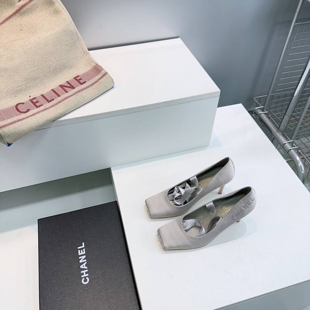 高品质出厂 ！顶级品质Chanel香奈儿 26Ss春夏新款小香Vintage中古风绕带高跟鞋字母烫钻真丝高跟单鞋！ DDD 藏着跨越时代的时髦密码。标志性猪鼻扣