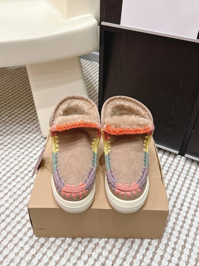 代购级 DDD Mou Fw25 New Arrival～ Mou2025秋冬新品雪地靴 DDD 麂皮鞋面，重工民族风手工衍边！ DDD 皮毛一体材质内里，功能