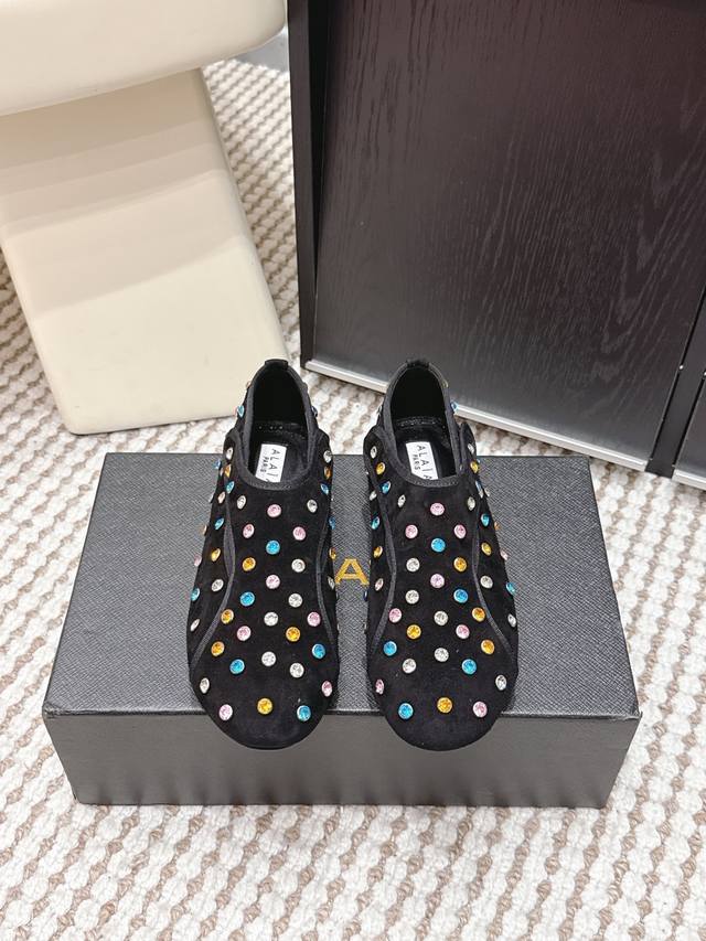 代购级 DDD Alaa 2026S 早春新品 平底 镶钻 芭蕾舞鞋 DDD Alaa 2026年新款芭蕾舞鞋，选用进口羊皮，柔软舒适，平底设计日常穿超友好。鞋