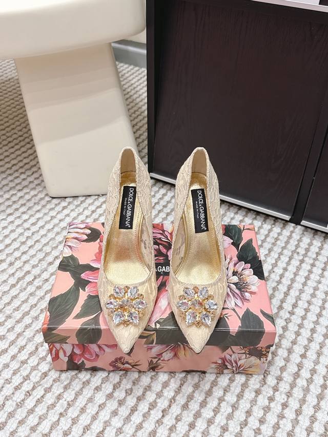 代购级 DDD Dolce&Gabbana杜嘉班26S 蕾丝 水钻 高跟鞋 单鞋 DDD 陶尔米纳蕾丝+尖头细跟，优雅精致。鞋头瀑布式水钻，走路自带闪耀感，超适