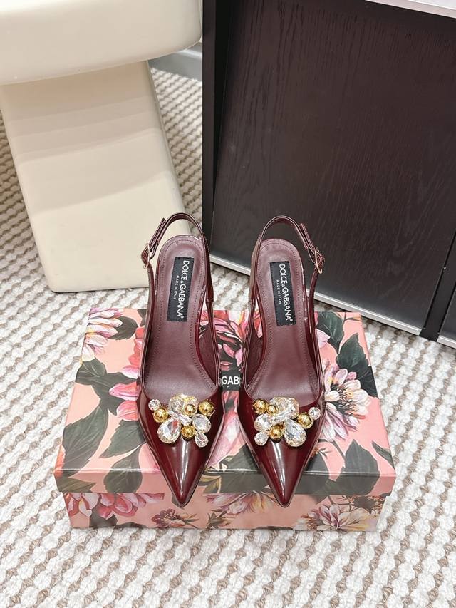 代购级 DDD Dolce&Gabbana杜嘉班纳 26S新品 高跟凉鞋 DDD 杜嘉班纳这款红色漆皮高跟鞋，尖头设计+金属细跟，约9.5Cm，优雅又显腿长 D