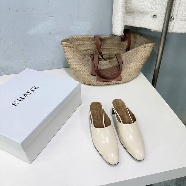 高品质出厂 ！小众潮牌Khaite 26春夏简易圆头粗跟包头穆勒半拖 DDD 以传统的摩洛哥风格设计，简约个性十足！6.5Cm的鞋跟高度能满足大多数人的增高需求