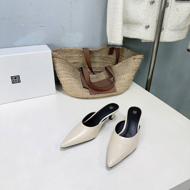 高品质出厂 ！小众潮牌Toteme 26春夏新款复古猫跟尖头半拖单鞋！春夏季节搭配裙裤都非常好看！简单利落的设计很适合日常穿着，后空设计，慵懒随性，尖头很有气场