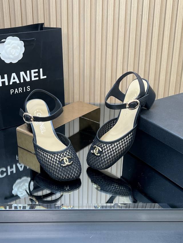 高版本 DDD 正确高版本！官网同步Chanel 2026新款 粗高跟编织镂空包头凉鞋 DDD 香奶奶家一贯的优雅名媛气质 高级感十足 DDD 上脚非常Nice