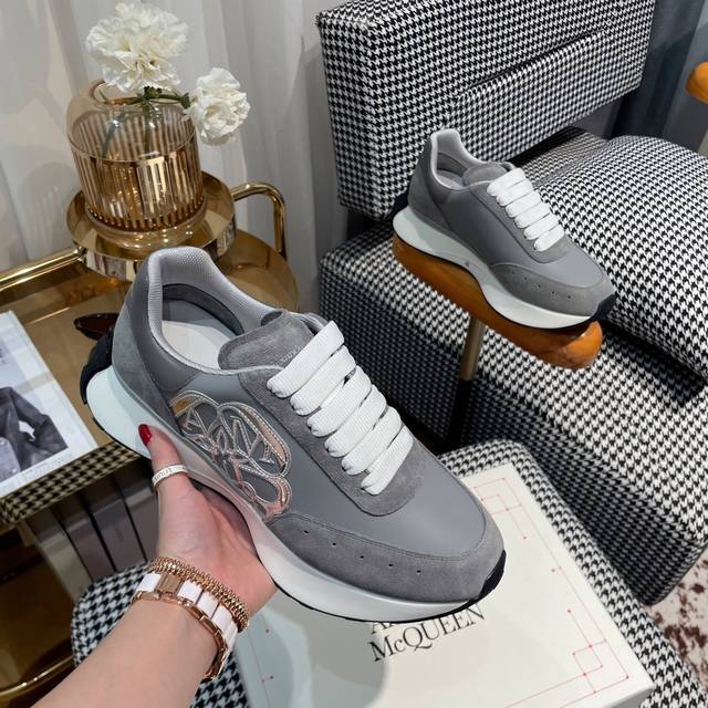 Alexander Mcqueen 麦昆最新款式 DDD 一如既往高端品质，做工细节清爽干净，原版一比一复刻，原版软厚底，设计线条优秀上脚绝对精彩，舒适度超级赞