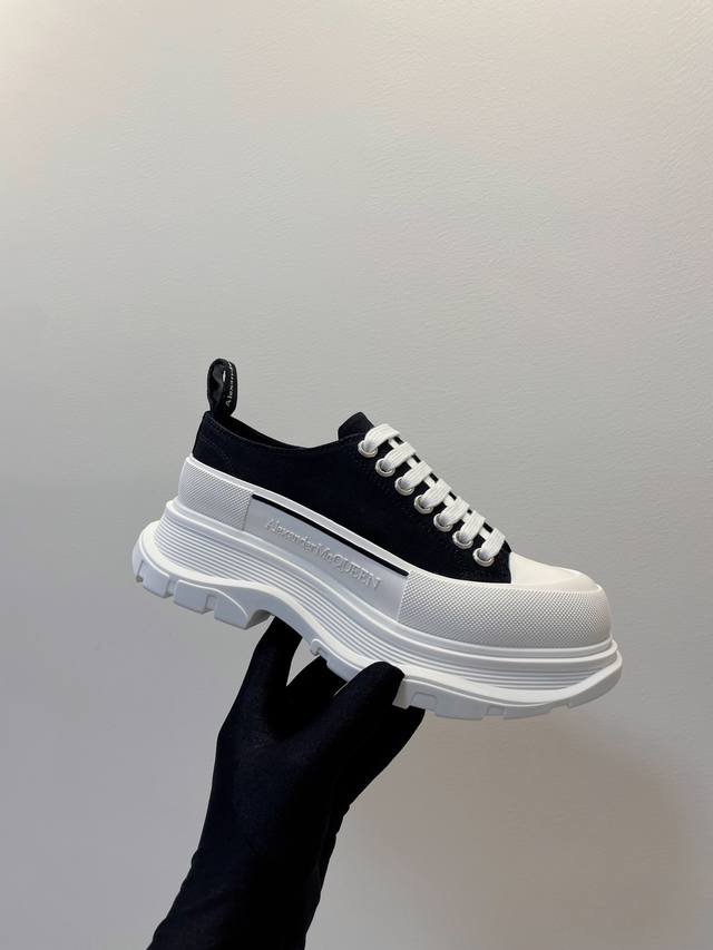 高端版本 DDD Alexander Mcqueen 亚力山大麦昆 DDD 一如既往独家开模式材质，爱不释手，正确版型，上脚绝对精彩，舒适度超级赞 DDD 经典