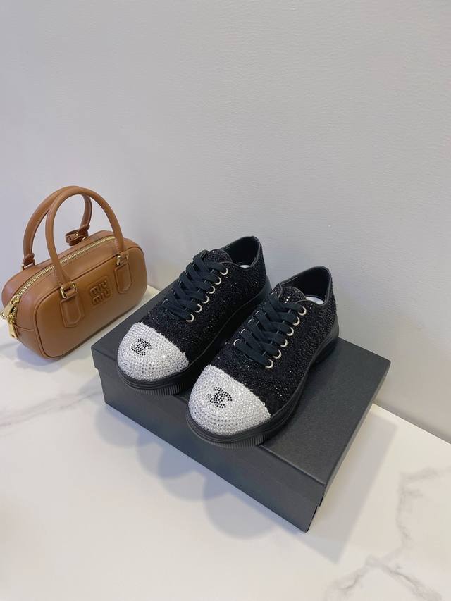 Chanel 香奈儿 ！运动鞋正在疯抢中！ DDD 直接封神，经典双C低调又高级，脚感舒适度拉满# DDD 鞋子自重很轻，走路不累好穿！ DDD Size 35