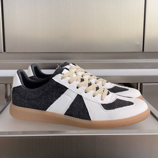 顶级版本:情侣款 DDD Maisonmargiela Mm6 马吉拉 情侣款 德训鞋 休闲 运动鞋 DDD 原版购入开发 做货 鬼才设计师品牌,一个轻奢品牌 顶级版本:情侣款 DDD Maisonmargiela Mm6 马吉拉 情侣款 德训鞋 休闲 运动鞋 DDD 原版购入开发 做货 鬼才设计师品牌,一个轻奢品牌