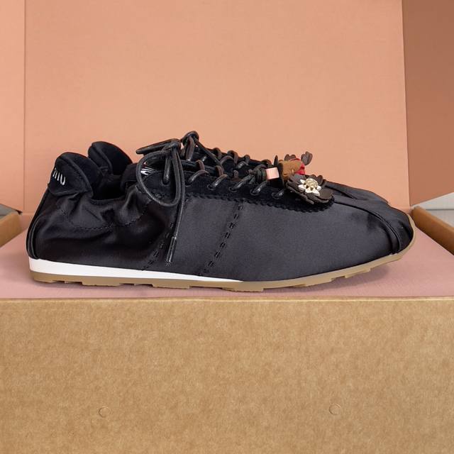 顶级版本：女款 DDD Miu Miu 缪缪 Plume系列 绸缎 芭蕾舞鞋 休闲 运动鞋 DDD Plume运动鞋的超轻设计与缎面精髓相遇，唤起经典芭蕾舞鞋的