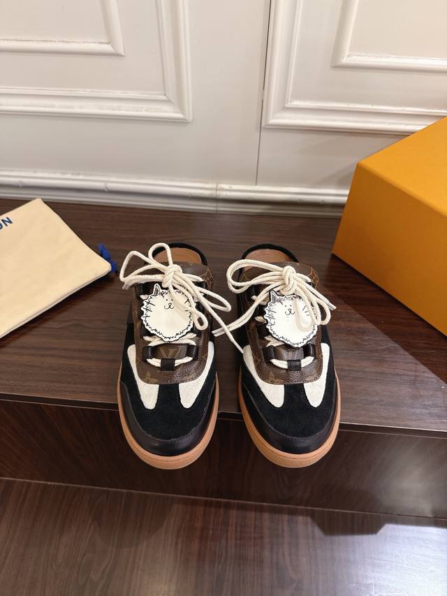 Lv&Grace联名款26款可爱猫猫鞋半拖穆勒鞋 DDD Lv结合猫咪艺术家Grace带来全新系列 'w,*呆萌猫星人可爱来袭 猫猫祟祟，可爱出击 个性半拖板鞋